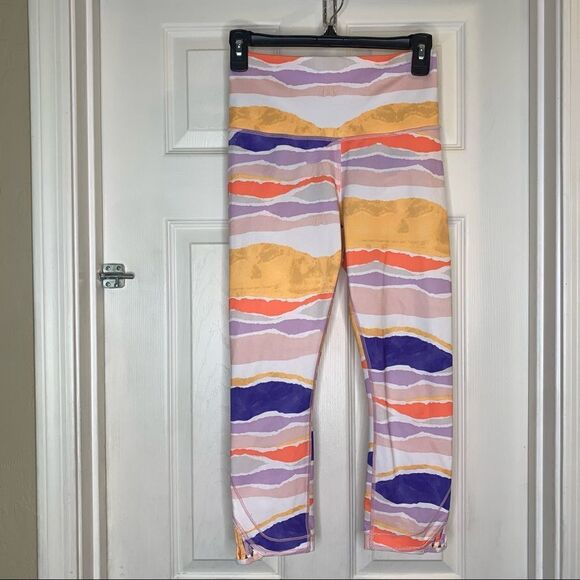 Lululemon Women's True Self Crop Bleacher Stripe White Iris Flower Size 6 - Picture 1 of 8
